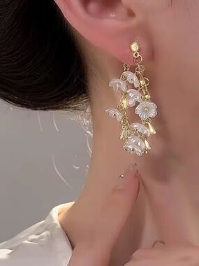Flower Dangle Earrings pearl white
